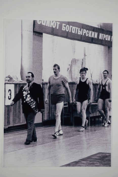 15. Олимпийский чемпион 1952г.Б.С.Селицкий выводит участников соревнований